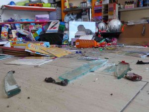 Trabzon’da Araç Kırtasiye Dükkanına Girdi, O Anlar Kameraya Yansıdı