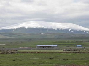 Kars’ta Yüksek Kesimlere Kar Yağdı