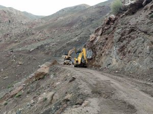 Van Büyükşehir Belediyesinden Yol Onarım Çalışması