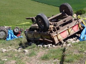 Yozgat’ta Beton Parke Yüklü Traktör Devrildi: 1 Ölü