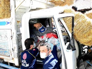 Frenleri Patlayan Saman Yüklü Kamyonet Bahçe Duvarına Çarparak Durdu