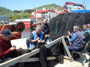 Balıkçıların Ağ Bakım Mesaisi