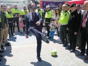 Alkolün Etkisini Taktıkları Gözlükte Yaşadılar