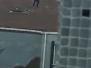 İ̇stanbul’da Korku Dolu Anlar Kamerada: Çatıya Çıkıp Ortalığı Savaş Alanına Çevirdi