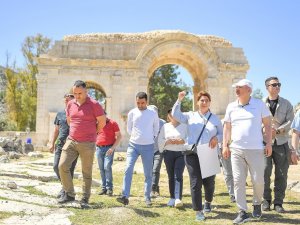 Vali Elban: "Anavarza, Efes’ten Çok Daha Büyük Bir Antik Kent"