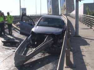 Kartal’da Otomobil Bariyerlere Saplandı, Sürücü Ağır Yaralandı