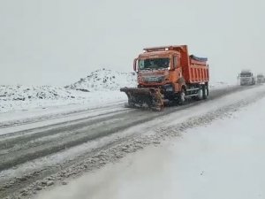 Tendürek Geçidi’nde Kar Yağışı Trafikte Aksamalara Neden Oluyor