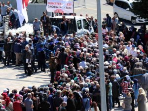 Fide Sırasına Giren Vatandaşlar İzdiham Oluşturdu