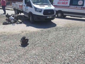 Motosiklet İle Kamyonet Çarpıştı: 1 Yaralı