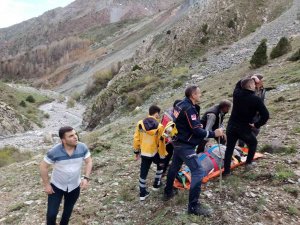 Mezrada Yediği Yemekten Zehirlenen Kadın Helikopterle Hastaneye Yetiştirildi