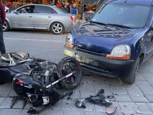 Kavşaktan Dönen Araç Motosiklete Çarptı: 2 Yaralı