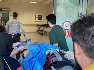 Hafif Ticari Aracın Çarptığı Kadın Ağır Yaralandı, Sürücü Kaçtı