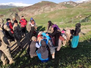 Siirt’te Mayıs’ta Kar Yağdı, 10 Kişilik Aileyi Donmaktan Ekipler Kurtardı