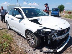 Otomobille Motosiklet Çarpıştı: 3 Kişi Yaralandı