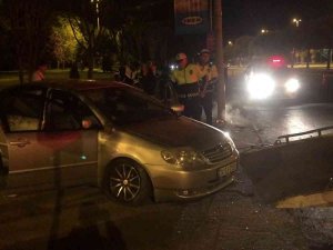 Kartal’da Aydınlatma Direğine Çarpan Otomobil Kaldırıma Çıktı: 2 Yaralı