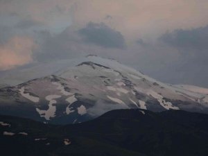 Tatvan’da Yüksek Kesimler Beyaza Büründü