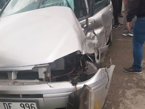 Trafik Kazasında Anne Ve Oğul Yaralandı
