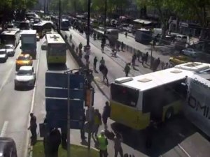 Haseki Tramvay Durağında İ̇ett Otobüsü İle Tramvay Çarpıştı. Olay Yerine İtfaiye Ve Sağlık Ekipleri Sevk Edildi.