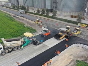 Tarsus’ta Kobi̇ İşletmelerinin Bulunduğu Bölgenin Yolları Sıcak Asfaltla Kaplandı