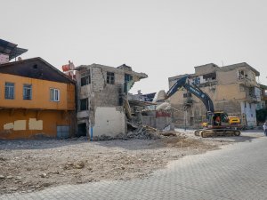 Dulkadiroğlu İlçesindeki Metruk Binalar Yıkılıyor