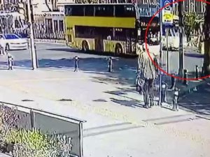 Fatih’te Tramvay İle İ̇ett Otobüsün Çarpıştığı Kaza Anı Kamerada