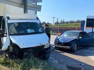 Kamyonet İle Otomobil Çarpıştı: 1’i Ağır, 3 Yaralı