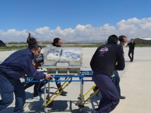 Bel Kısmı Doğuştan Açık Olan Bebek Helikopterle Hastaneye Ulaştırıldı