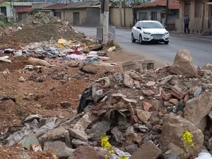 Konak Belediyesine Yol Tepkisi: "Çukurlardan Yolda Yürüyemez Olduk"
