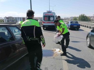Kaza Yapan Araçtan Yola Dökülen Yağı Trafik Polisi Toz Dökerek Kapatmaya Çalıştı