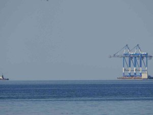 Dev Vinç Karadeniz Açıklarında İlerlerken Sahilden Böyle Görüntülendi