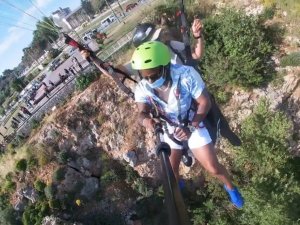 Falezlerin Üzerindeki Yamaç Paraşütü Heyecanı Abd’li Turisti Kendinden Geçirdi