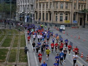 Maraton İ̇zmir’de Sivil Topluma 4 Milyon Tl’lik Katkı