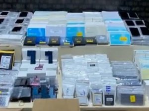 İ̇zmir Polisinden Gümrük Kaçağı Cep Telefonu Ve Aksesuarı Operasyonu