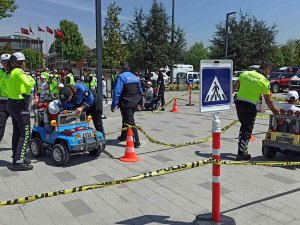 Düzce’de Miniklere Trafik Eğitimi Verildi