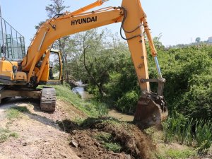Yalova Belediyesi’nden Balaban Deresi’nde Temizlik Çalışması