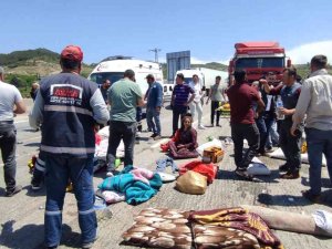 Tarım İşçilerini Taşıyan Kamyonet Devrildi: 8’i Ağır 15 Yaralı