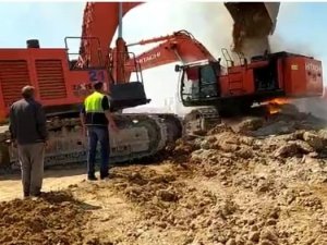 İ̇ş Makinesi Alev Alev Yandı, Yardıma Kepçe Operatörleri Yetişti