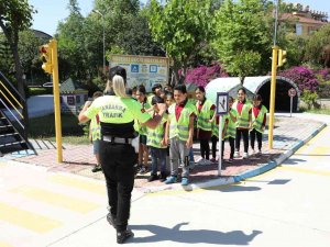 Öğrenciler Trafik Eğitim Parkında Kuralları Öğreniyor