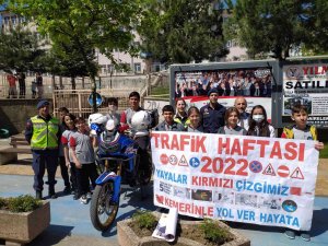 Öğrenciler Yol Kesip, Trafik Haftasında Farkındalık Oluşturdular