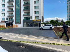 Diyarbakır’da Alacak Verecek Meselesi Yüzünden Çıktığı Değerlendirilen Silahlı Kavgada Bir Kişi Yaralanırken, Olay Anında Seyir Halinde Olan Öğrenci Servisine Kurşun İsabet Etmesi Sonucu Cam Parçasından Bir Öğrenci De Yarala