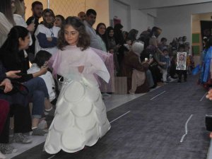 Minik Öğrencilerden Geri Dönüşüm Defilesi