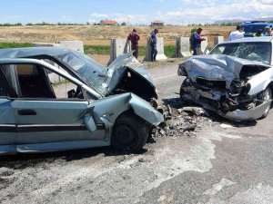 Kafa Kafaya Çarpışan Araçlar Hurdaya Döndü: 1’i Ağır 2 Yaralı
