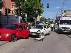 Kavşakta İki Otomobil Çarpıştı: 3 Yaralı
