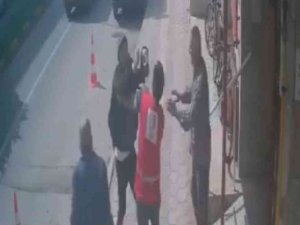 Şizofreni Hastasının Kızılay Görevlilerine Saldırdığı Anlar Kamerada