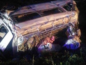 Otobüsün Çarpmasıyla Şarampole Yuvarlanan Minibüsteki 2’si Çocuk 8 Kişi Yaralandı