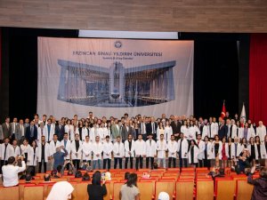 Eczacılar Önlük Giydi