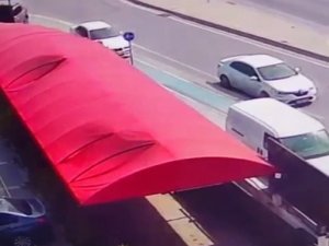 Büyükçekmece’de Hurda Metal Yüklü Kamyon Devrildi; O Anlar Kameraya Yansıdı