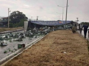 Manisa’da Tır Devrildi, Alkol Yüklü Kutular Yola Saçıldı