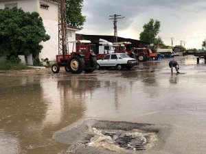 Şiddetli Yağmur Ve Dolu Su Baskınlarına Neden Oldu