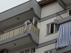 Genç Kız Kalabalığa Korku Dolu Anlar Yaşattı